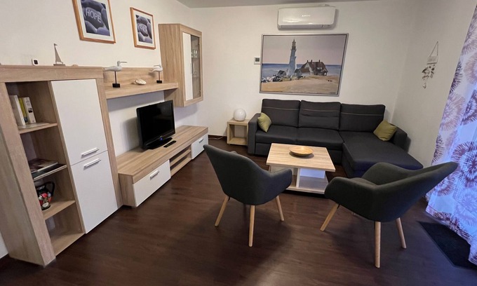 Alt Gaarz Apartment | Cozy Maiglöckchenweg Wg. 2: Steps from Salzhaff Beach