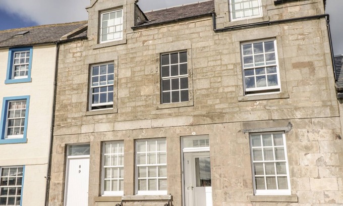 Pittenweem House | Experience MAIMIE’S HARBOURVIEW: Pet-Friendly Retreat