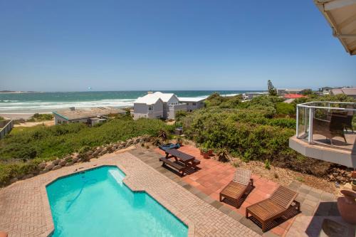 Cape Saint Francis House | Ideal Proximity to Main Beach with Oceanfront Comfort
