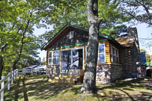 Carp Lake House | Cozy Main Cabin - STARRY NIGHTS with Breakfast & Family Fun