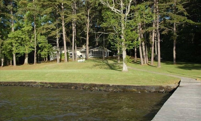 Groveoak Cabin | Experience Fun with Pool Table, Wifi & Lake Views