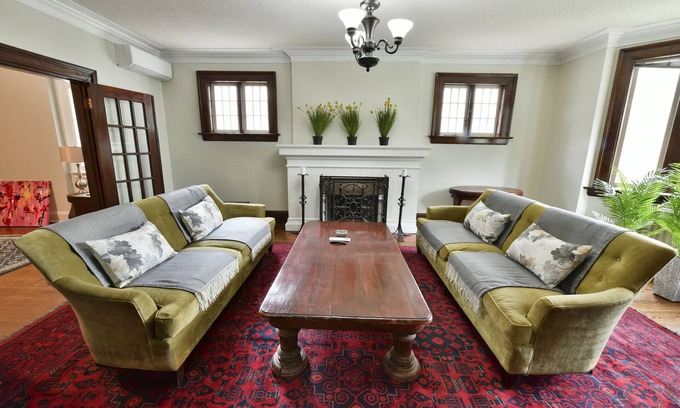 Roncesvalles Village Apartment | Main Floor Apt Steps to High Park, Lake Ontario, dining, shopping;: Private deck