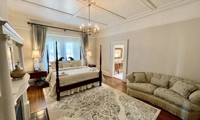 Walhalla House | Elegant Suite with Kitchen & Breakfast - Rated 10/10!