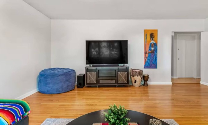 Calgary House | Main floor of house, 10 min from downtown calgary, 8 min from Peter Laugheed