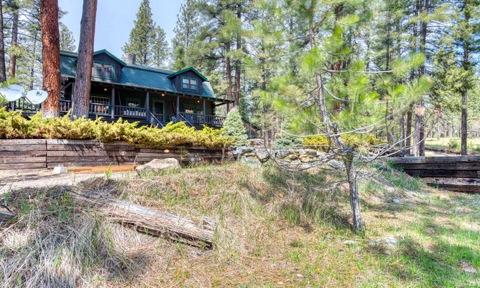 Grantsdale Cabin | Tranquil Main & Guest Cabin with Kitchen and Pond Access
