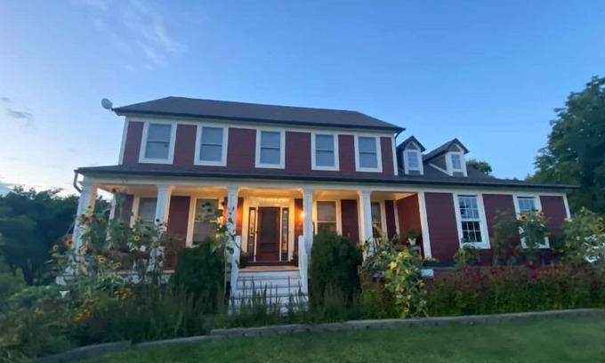 Goldsmith House | Inviting Main Home: Your Welcoming Retreat Awaits