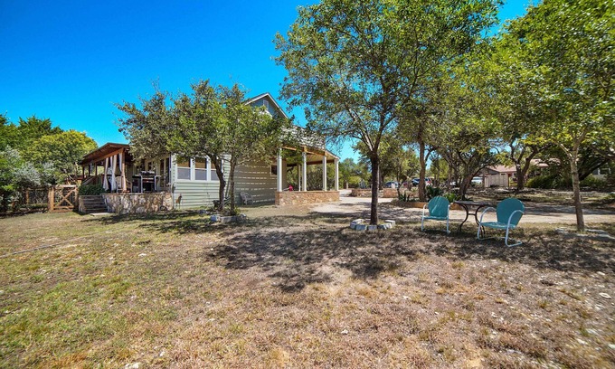 Austin House | Inviting Main House & Cabin Retreat with Spa and Breakfast
