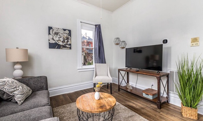 Dubuque Apartment | Cozy Main St. Apartment with Spa & Kitchen Amenities