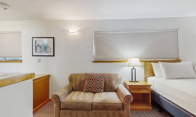 West End Cabin | Dog-Friendly Retreat with Pool & Hot Tub Near Ski Lifts