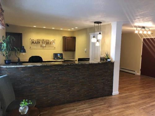 Kenai Hotel | Convenient Main Street Hotel with Pool and Family Amenities