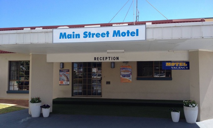 Pialba Hotel | High-Rated Stays at Main Street Motel with Pool & Dining