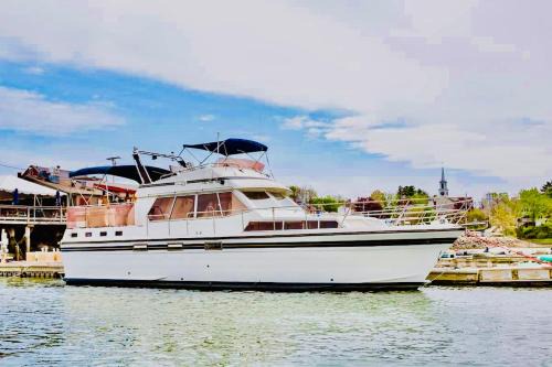 Damariscotta Boat Rental | Oceanfront Retreat at Maine Bed & Boat, Rated 10/10