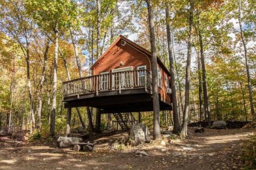 Stoneham House | Family-Friendly Maine Treehouse with Kitchen & Pet Amenities