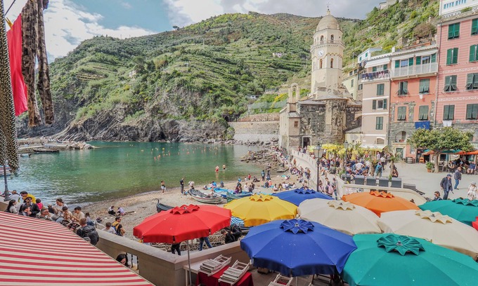 Vernazza Apartment | Seaside Escape at Mainetta Sea View Apartment with Pool