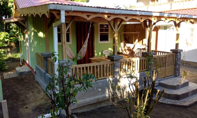 Calibishie House | Cozy Mainroad Suite: Family-Friendly with Kitchen & Breakfast