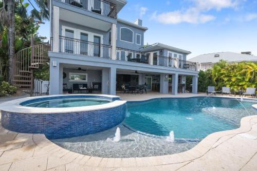 Siesta Key House | Discover Mainsail: Family-Friendly 4-Star Hotel with Pool