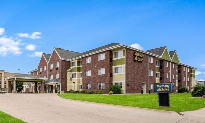 Cedar Rapids Hotel | Budget-Friendly MainStay Suites Cedar Rapids North - Marion