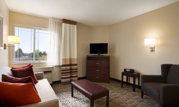 Hoffman Estates Hotel | Comfortable MainStay Suites in Chicago with Family Amenities