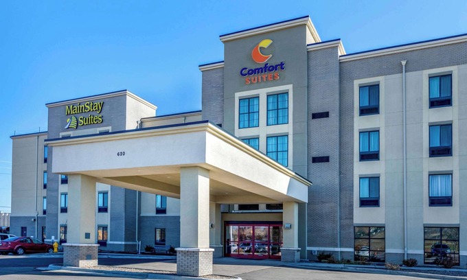 Sun Valley Hotel | Convenient MainStay Suites with Pool Near Denver Downtown