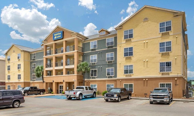 Port Arthur Hotel | Comfortable MainStay Suites Port Arthur with Pool & Hot Tub