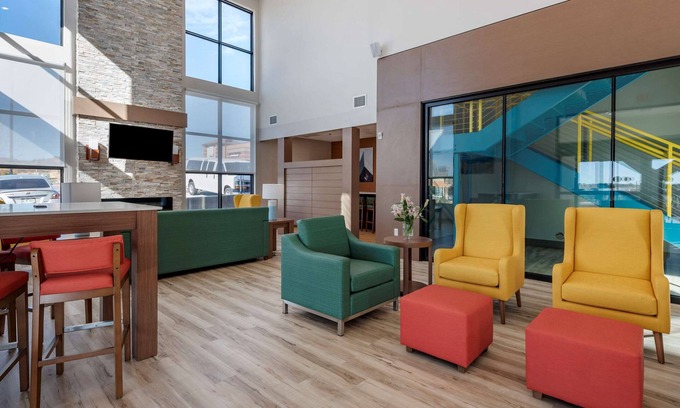 Colorado Springs Hotel | Comfortable MainStay Suites with Pool & Spa in Colorado Springs