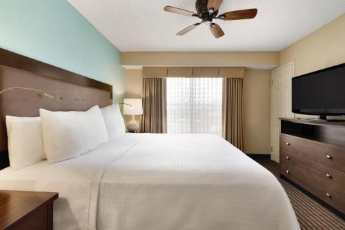 East Beltline Hotel | Pet-Friendly Homewood Suites in Grand Rapids for Families