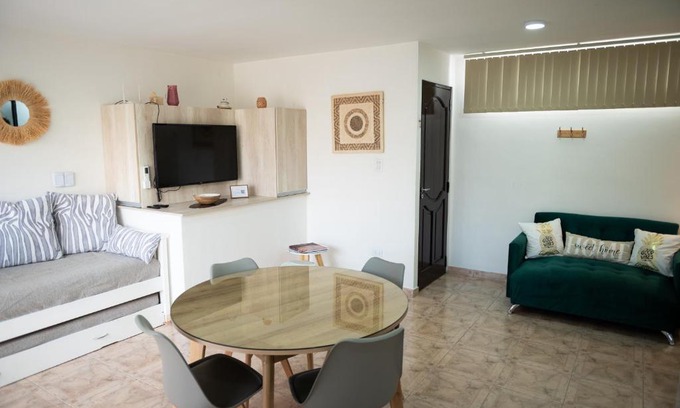 Maipu Apartment | Elegant Maipu Apartment with Hot Tub & 9.8 Guest Rating