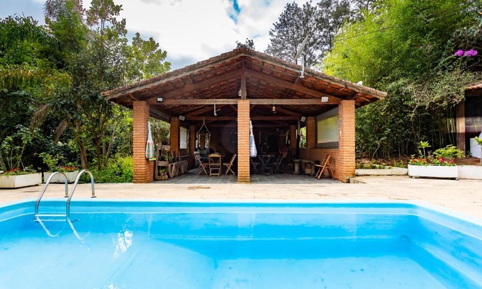 Mairipora Ski Chalet | Relaxing Retreat in Mairipora with Pool and Wi-Fi Access