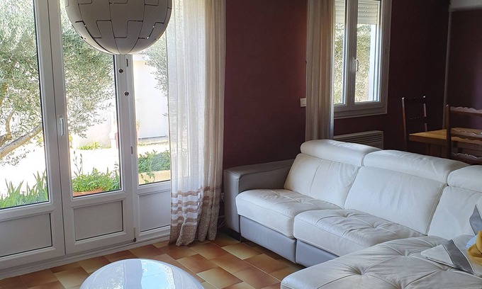 Saint-Saturnin-les-Avignon House | Maison Centre Village: Tranquil Retreat Near Avignon