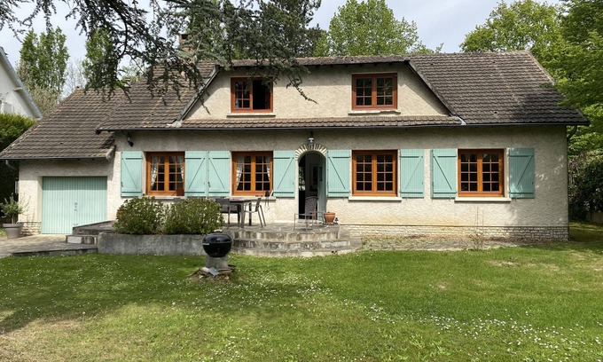 Vieille-Eglise-en-Yvelines House | Family Retreat in Chevreuse Valley with Pool & Ocean Views