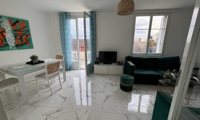 Saint-Georges-sur-la-Pree House | Relax at Maison D'heidi: Pet-Friendly Ocean View Retreat