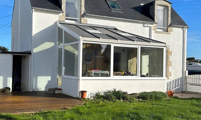 Treffiagat House | Beachside Retreat: 10/10 Rated with Ocean Views & Pool