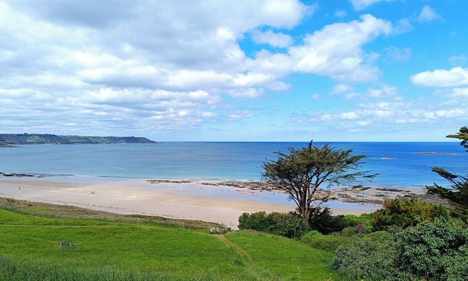 Locquirec House | Beachside Retreat: Maison à Deux pas de la Mer Awaits