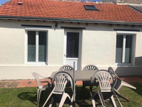 Fleury-les-Aubrais House | Charming Maison à Orléans with Scenic Garden Retreat