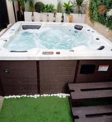 Tremblay-en-France House | Maison 10 pièces Spa jacuzzi Paris Airport CDG jardin arboré clos