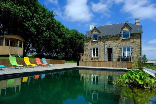 Laurenan House | Relaxing Cottage with Pool for 12 Guests