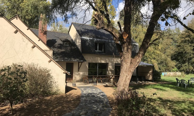 Mansigne House | Spacious 15-Person Retreat with Tennis & Pet-Friendly Perks