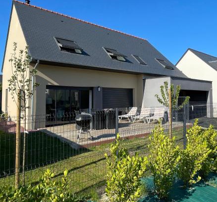 Saint-Meloir-des-Ondes House | Inviting Maison 5 Chambres Near Saint Malo for Families