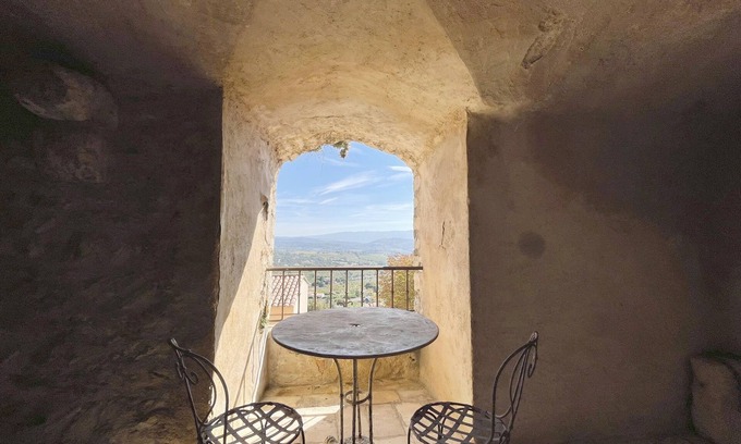 Saint-Saturnin-les-Apt Apartment | Unique Maison Atypique in Saint Saturnin Lès Apt Village