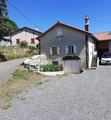 Landos House | Cozy 2-Bedroom Retreat with WiFi in Landos