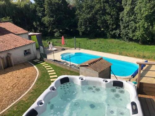 Chalandray House | Maison accueillante avec piscine à Chalandray