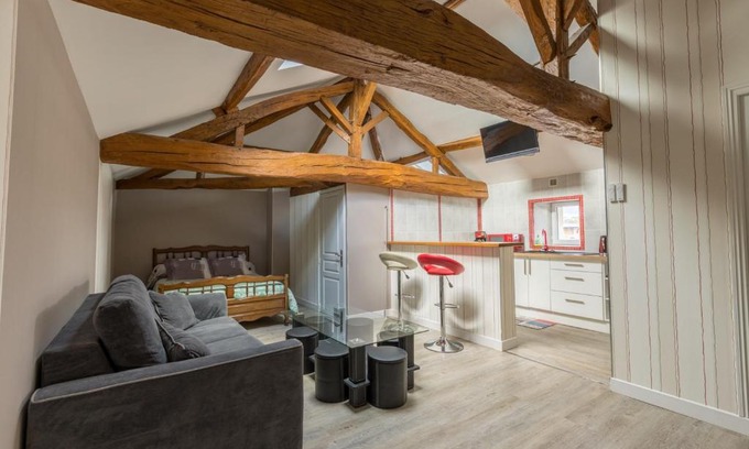 Mouterre-Silly House | Inviting Maison de 5 Chambres with Private Garden and WiFi