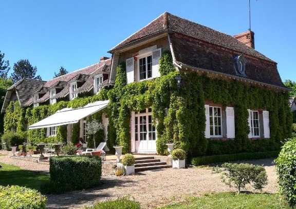 Montcresson Bed & Breakfast | Scenic Maison Angulus Ridet: Oceanfront Family Retreat