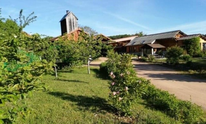 Ambierle House | Unique Wooden Retreat: Pet-Friendly with Breakfast Included