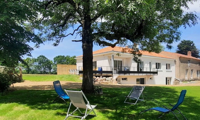 La Roche-sur-Yon House | Bright Maison au Bord du Lac de Moulin Papon for Families
