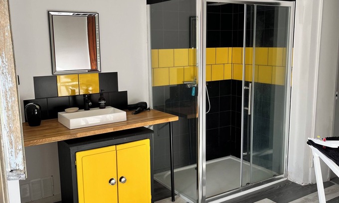 Neuvy-sur-Barangeon House | Welcoming Maison avec Cour: Ideal for Families and Pets