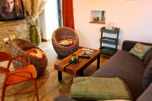 La Chaise-Baudouin House | Relaxing Retreat at Maison avec Jacuzzi for Your Escape