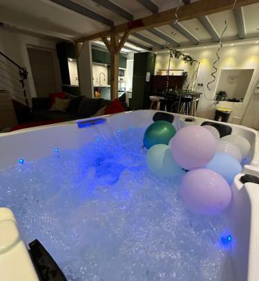 Maisdon-sur-Sevre Apartment | Relax at Maison avec Jacuzzi: Family-Friendly Retreat