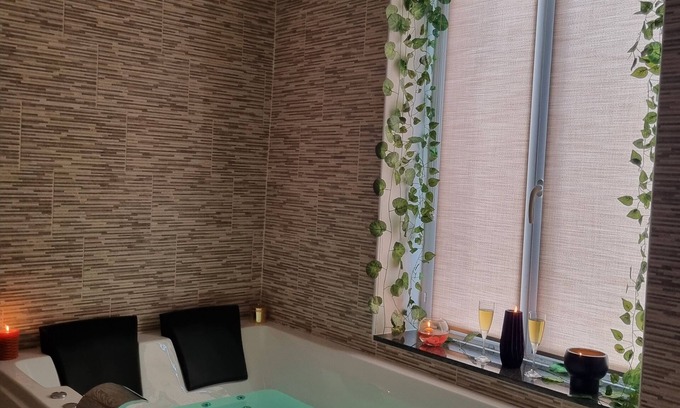 Croix House | Guest Rated 10/10: Maison Avec Jacuzzi & Spa Amenities