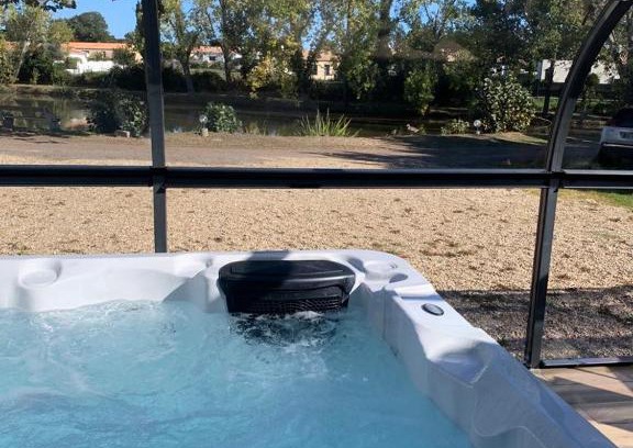 Avrille House | Relaxing Maison with Jacuzzi Near Beautiful Beaches